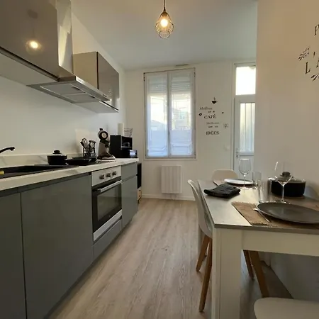 Beau F2 Avec Terrasse D- Proche Gare & Universite - A 10 Min Apartment *