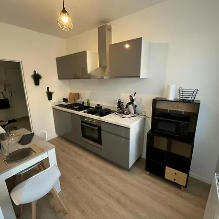 Beau F2 Avec Terrasse D- Proche Gare & Universite - A 10 Min Apartment *